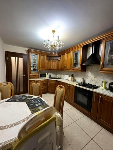 Менахем-Мендл Шнеєрсона вул. (Мініна), 5