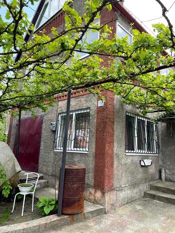 Продається доглянутий будинок-дача у тихому та спокійному районі.