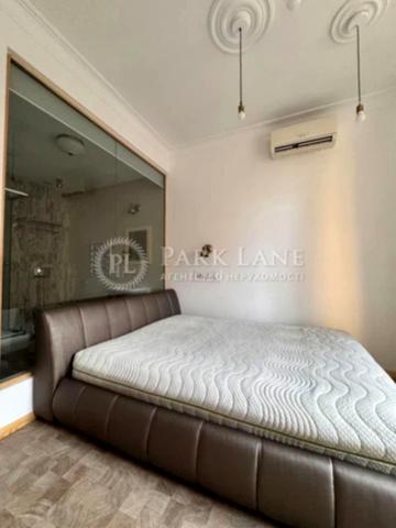 Бессарабська пл., 5