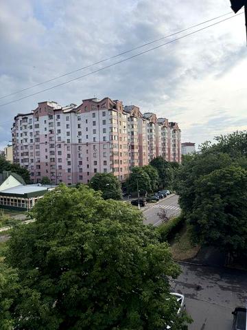 Продаж 3-х кім квартири вул. Пулюя