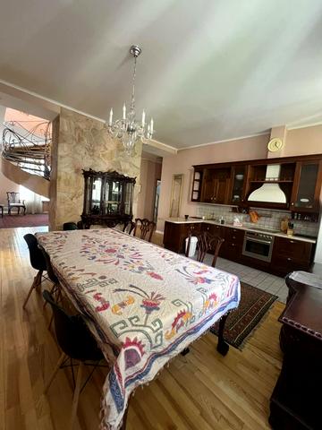 Шота Руставелі вул., 4