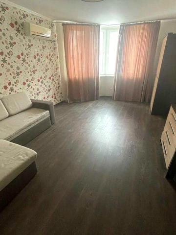 Оренда 1к. просторої квартири по вул. Ахматової, 32/18