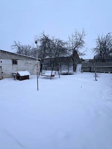 Дом з великим двором