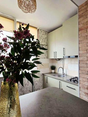 Зоряна вул., 6