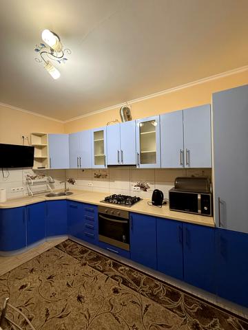 Дмитра Іващенка вул., 4