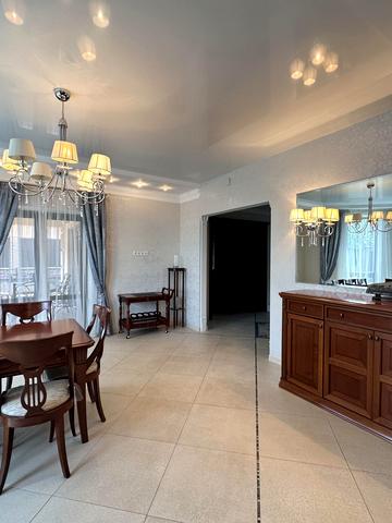 Молодіжна, 24