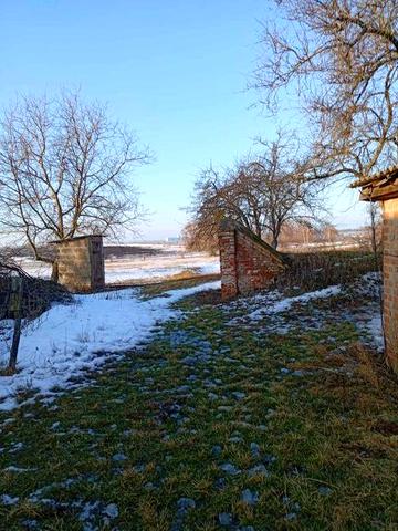 Будинок з господарчими спорудами