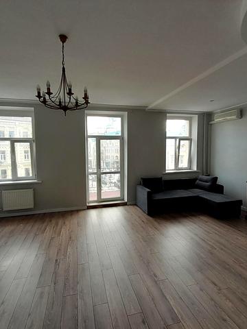 Бессарабська пл., 7