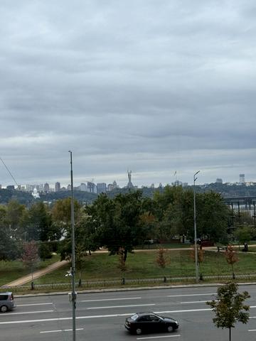 Дніпровська набережна вул., 13