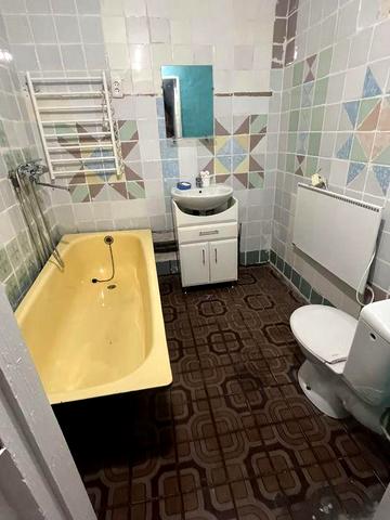 Здається будинок без рієлтора( світло не вимикають)