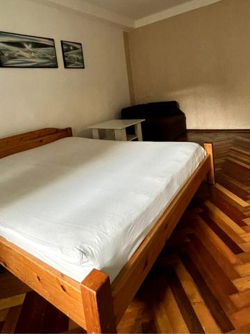 Золотоустівська вул., 1