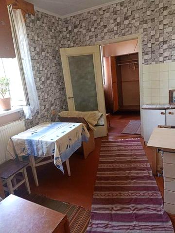 Здається окреме житло,для одного чоловіка