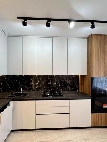 Миру вул., 100