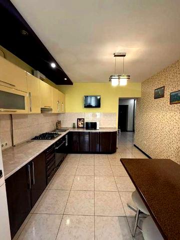 Продаж 2к квартири по вул. Зарічанська