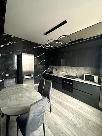 Продам 2к сталінку в центрі площа Визволення 2