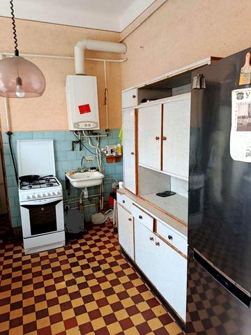 Продам 3-кімнатну квартиру з гаражем та господарським приміщенням.