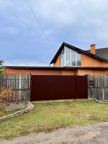 Будинок з гаражем і терасою