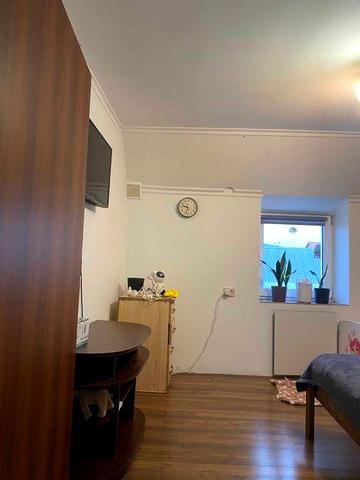 Продається 4-кімнатна двоповерхова квартира