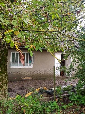 Півособняк в селі Єзупіль. Є дві кімнати, коридор, кухня.