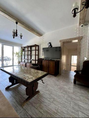 Оренда будинку з гаражем