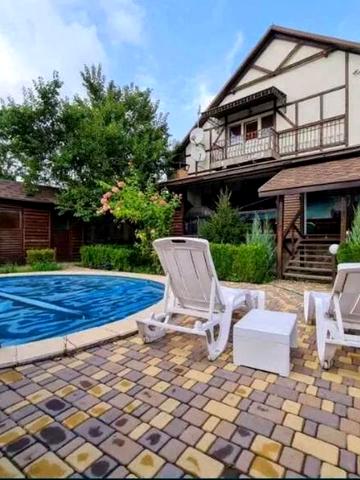 Луговська вул., 238