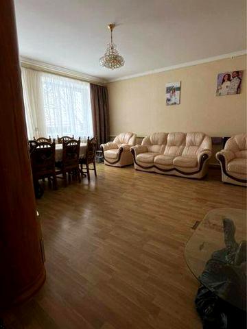 Продам большой дом из белого кирпича