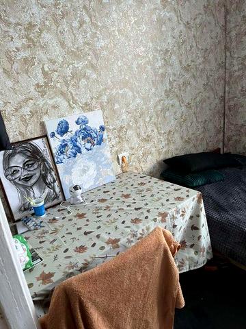 Здається кімната в трьох кімнатні квартирі.