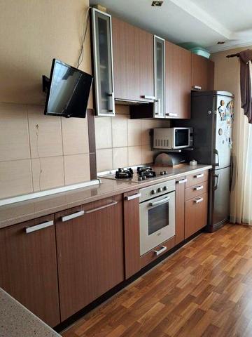 Простора 2 кімнатна квартира 66,6 м2 у Бучі з ремонтом та меблями