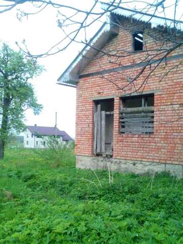 Будова із земельною ділянкою