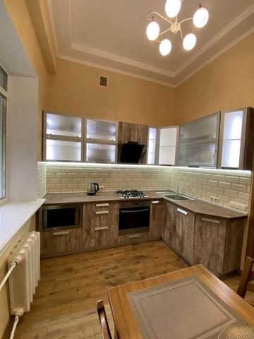 Продаж класичноі 3х сталінки з ремонтом  в Центрі