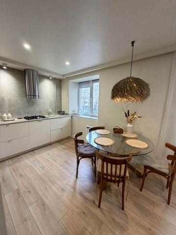 4 кімнатна студія(кухня -вітальня,2 спальні та гардеробна)Фортечна 88