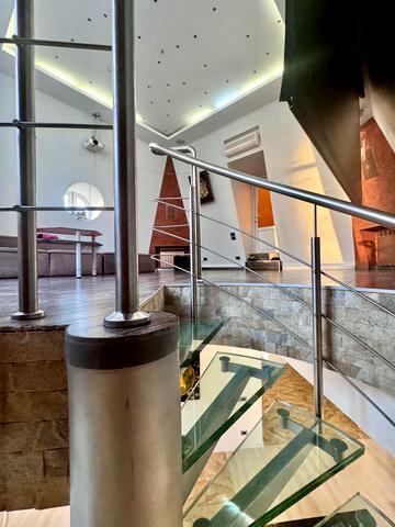 Лабораторна вул., 8