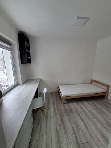 Оренда . Двоповерхова частина будинку.