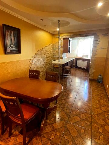 Анни Ахматової вул., 31