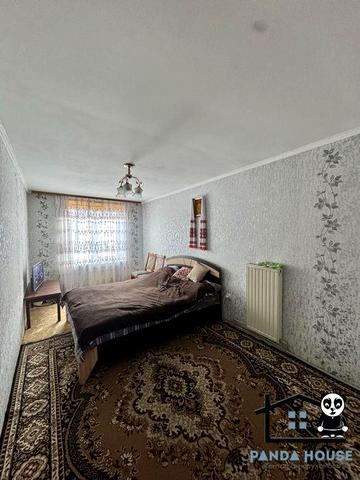 Продається 3-кімнатна квартира з власним подвірʼям.