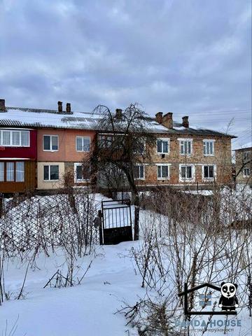 Продається 3-кімнатна квартира з власним подвірʼям.