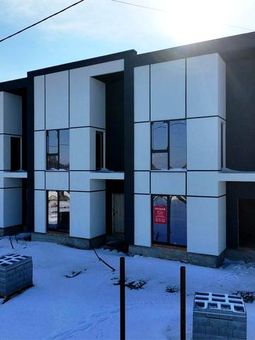 Котедж два поверхи з міськими комунікаціями та парканом