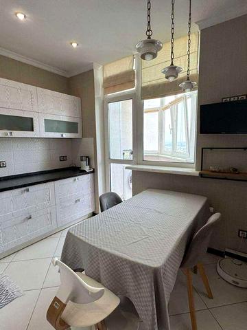 Продам 2-кімнатну квартиру на Бажана 8б