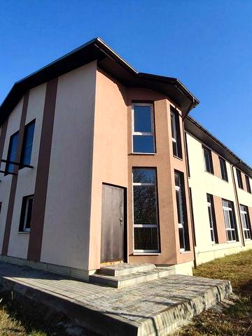 Котедж, таунхаус - здана в експлуатацію новобудова з власною ділянкою