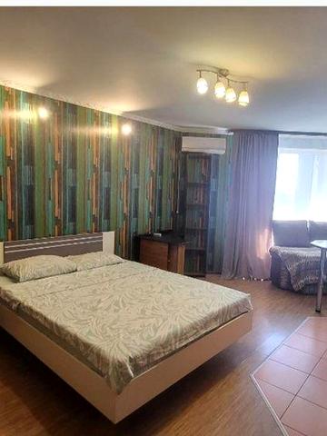 Здається 1 кімнатна студія на 1 - 2 місяці без комісії