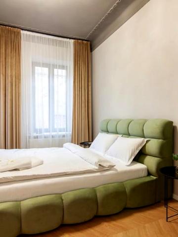Royal Classic Art apartment on Sichovych Striltsiv 17