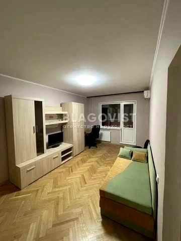 Продам 2 кім квартиру Харківське шоссе 148, поруч метро"Харківська"