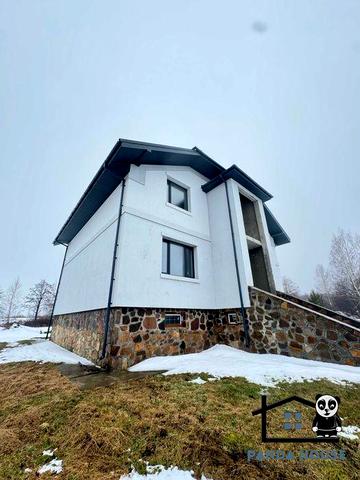 Продається просторий двоповерховий будинок з цокольним поверхом.