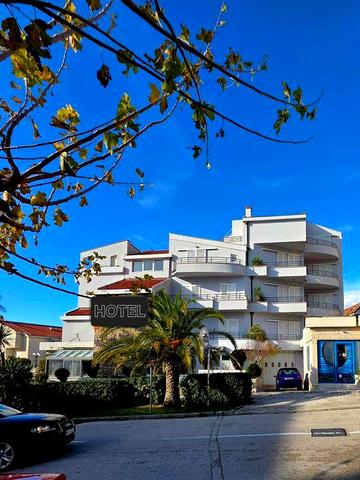 Готель на продаж на Makarska Riviera у Хорватія.