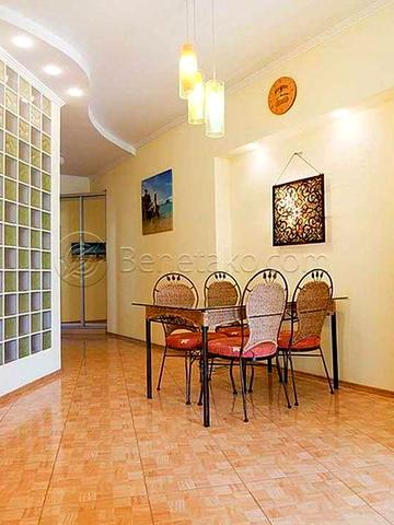 Код: 377. Раздельная трехкомнатная квартира на ул. Пироговской.