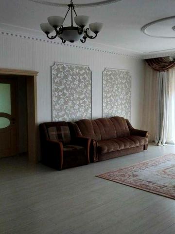 Здається  довгострокову оренду будинок в Скоморохах в районі церкви