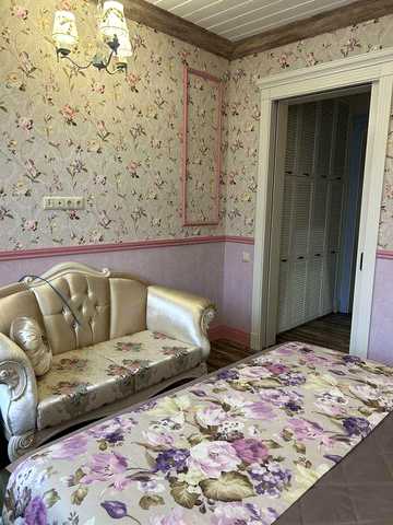 Продам 2-х кім. кв.  Центр. Готель «КРЕМІНЬ». Паркова зона.