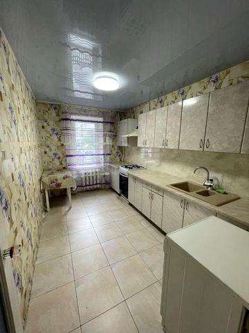 Простора 4-кімнатна квартира поряд з лісом.