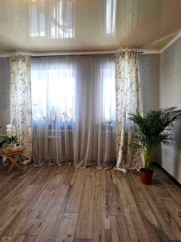 Продається трикімнатна квартира в Озерному