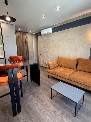 Літературна вул., 10-Б